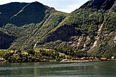 Norvegia, la regione dei fiordi, il battello lascia FLan sull'Aurlandsfjord.